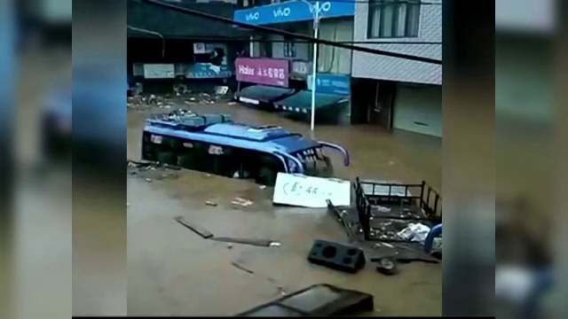 Prăpăd în mai multe provincii din China. Viiturile au luat pe sus și autobuze