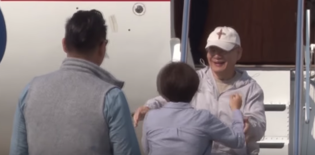 Pastorul eliberat de Phenian, după 2 ani de muncă silnică, a ajuns acasă. Reacția fiului său