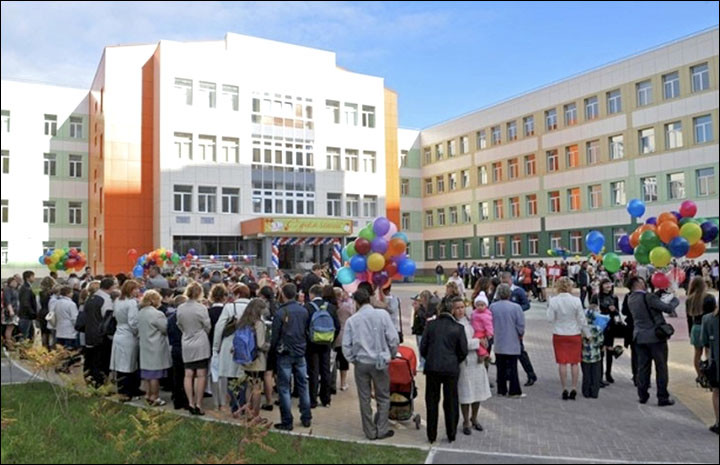 Şcoala unde elevelor li s-a interzis să mai poarte pantaloni. Motivul este bizar