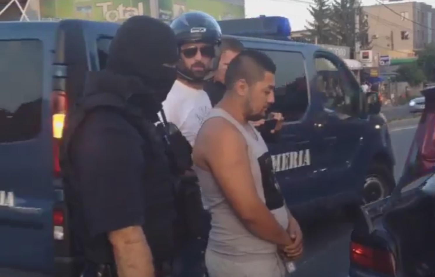 Motociclist atacat in trafic, în zona Bascov. Ce le-a făcut agresorilor