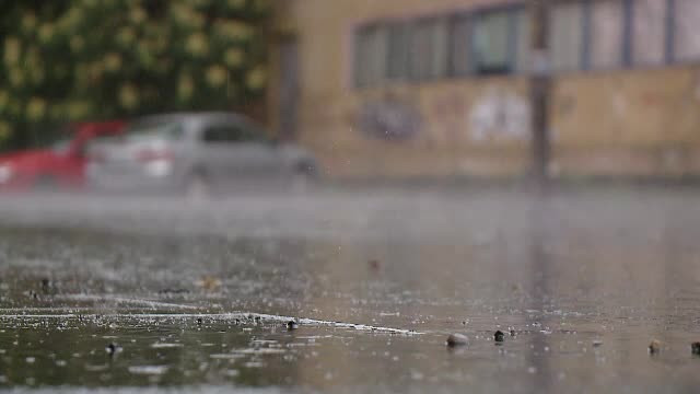 Ravagiile făcute de vremea rea în vestul ţării. Avioanele şi trenurile, oprite