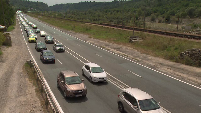 Cozi interminabile spre munte, pe DN1. Un șofer a parcurs 3 km în trei ore