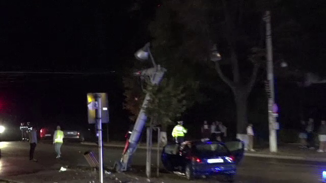 Un șofer băut a intrat într-un stâlp, după ce a facut o depășire. 4 persoane au fost rănite
