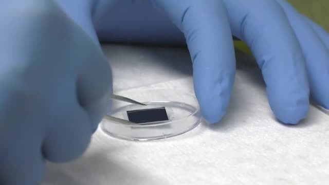 Nanocipul care reprogramează celulele. Cercetătorii promit vindecarea prin atingere