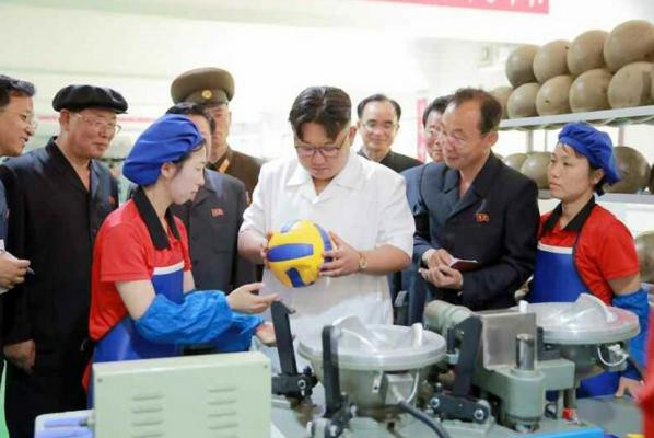 Kim Jong-un la fabrica de mingi
