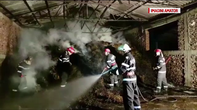O fermă a luat foc, iar 1000 de baloturi de paie au ars, împreună cu utilaje agricole