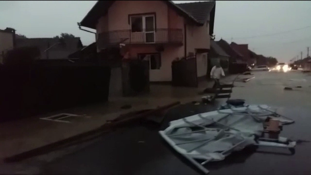 Maşini distruse de o viitură puternică, lângă Zărneşti