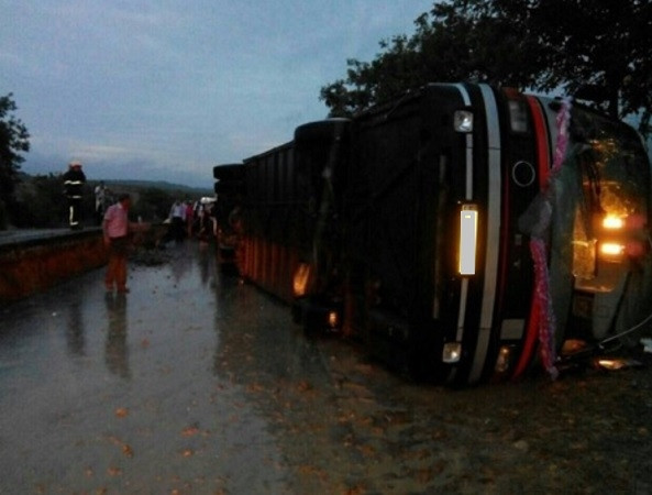 Un autocar cu 40 de persoane care se întorceau de la o nuntă s-a răsturnat, în R. Moldova