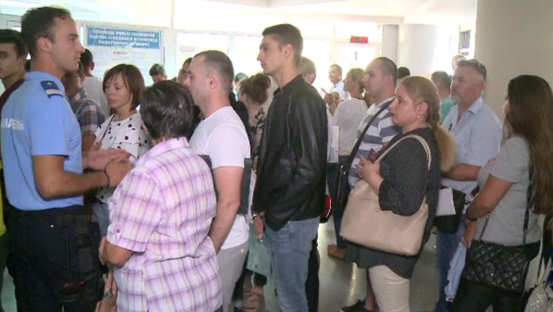 Valabilitatea pașapoartelor ar putea fi prelungită până la 10 ani, din cauza cozilor de la ghișee