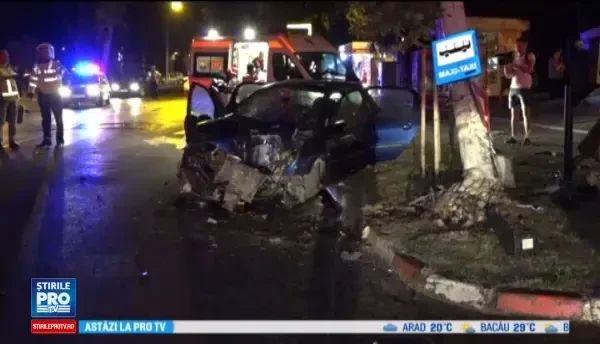 Un șofer băut a intrat într-un stâlp, după ce a facut o depășire. 4 persoane au fost rănite