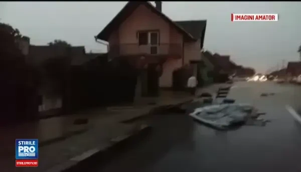 Maşini distruse de o viitură puternică, lângă Zărneşti