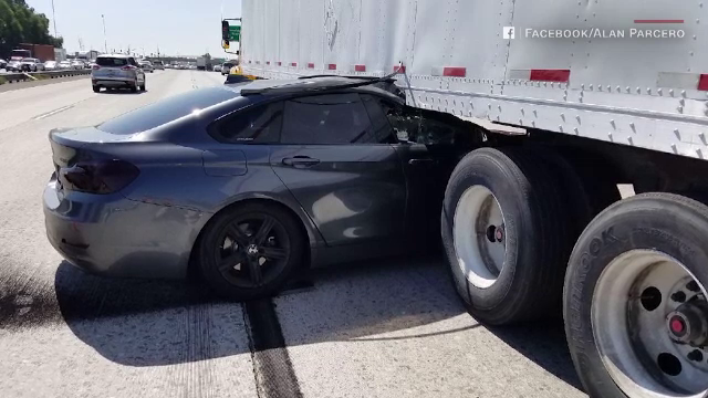 Accident șocant în SUA. Reacția șoferului care a proiectat o mașină sub un camion