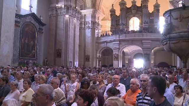 Mii de credincioşi culeg „lacrimile Maicii Domnului” dintr-o mănăstire din Arad