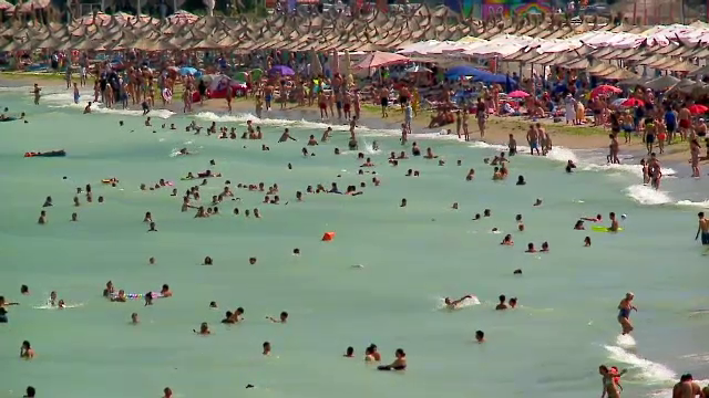 Vacanțele pe litoral s-au ieftinit la jumătate. Peste 90% din locurile din hoteluri, ocupate