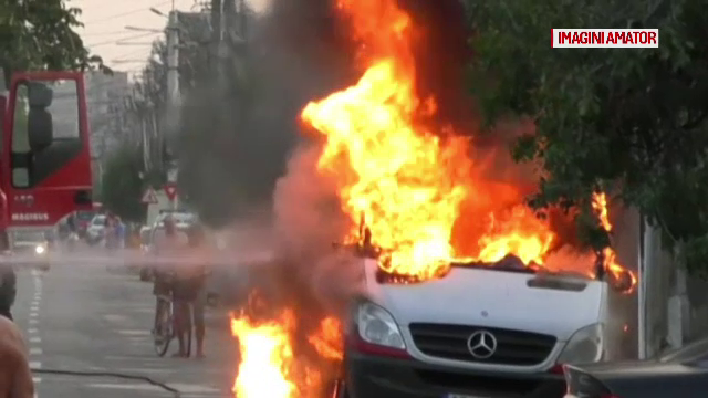 Un microbuz a ars din cauza unei motociclete, la Arad. Cum a fost posibil