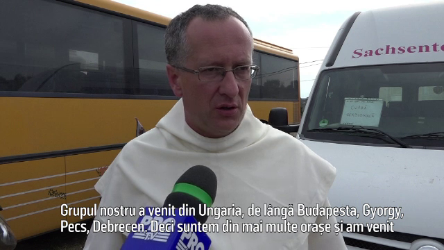 Doi călugări paulini din Ungaria, veniţi pe motociclete la biserica din Cacica
