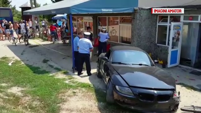 Trei răniţi, după ce un tânăr a intrat cu maşina în terasa unui bar, în Argeș