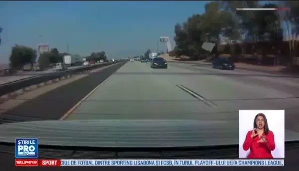 Accident șocant în SUA. Reacția șoferului care a proiectat o mașină sub un camion