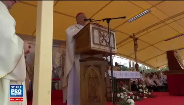 Doi călugări paulini din Ungaria, veniţi pe motociclete la biserica din Cacica