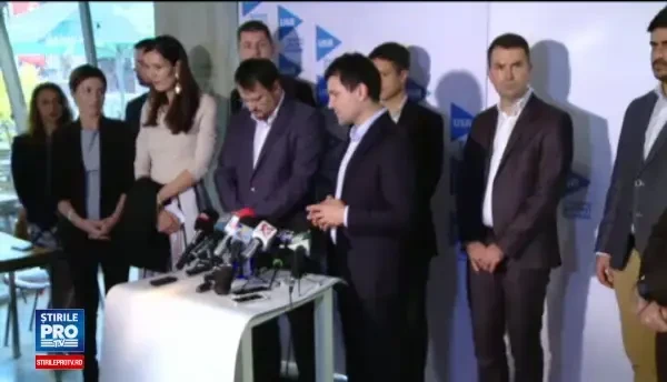 Platforma România 100: Referendumul USR nu are nicio legătură cu noi. Cioloş nu are de gând să preia vreun partid