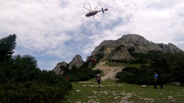 O femeie a murit după ce a căzut într-o prăpastie din Munţii Piatra Craiului