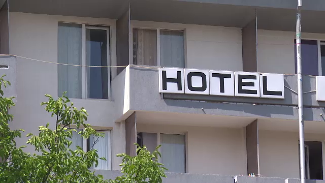 Scene sinistre într-un hotel din Vatra Dornei. Ce i-a făcut un bărbat mamei sale