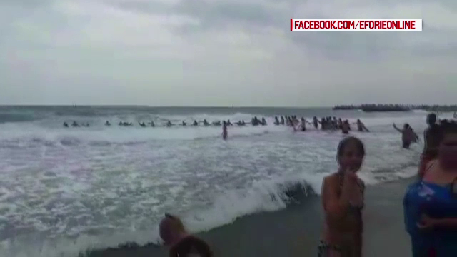 Lanț uman pentru salvarea a două fete, la mare. GRAFICĂ: cum acționează valurile