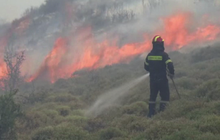 Turiștii români din Grecia nu sunt speriați de incendiile devastatoare