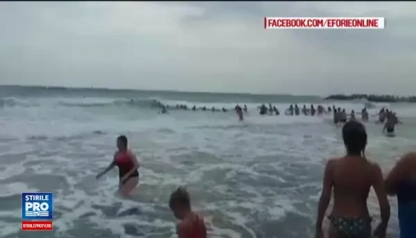Salvamari și turiști în lanț uman la Eforie, pentru salvarea a două surori luate de valuri