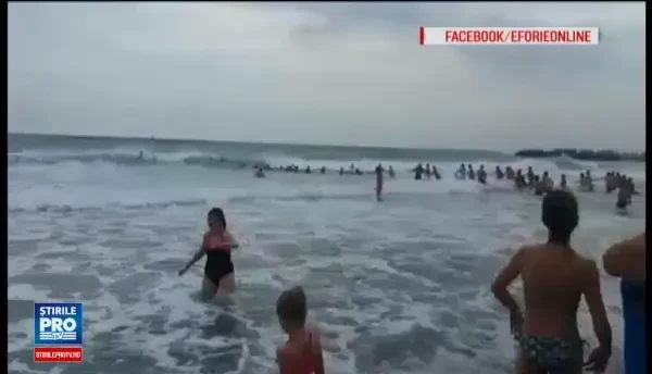 Lanț uman pentru salvarea a două fete, la mare. GRAFICĂ: cum acționează valurile