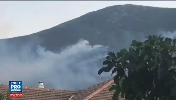 Turiștii români din Grecia nu sunt speriați de incendiile devastatoare