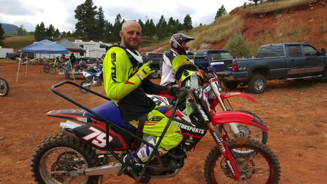 Este paralizat de la piept în jos, dar participă la curse pe motocicletă