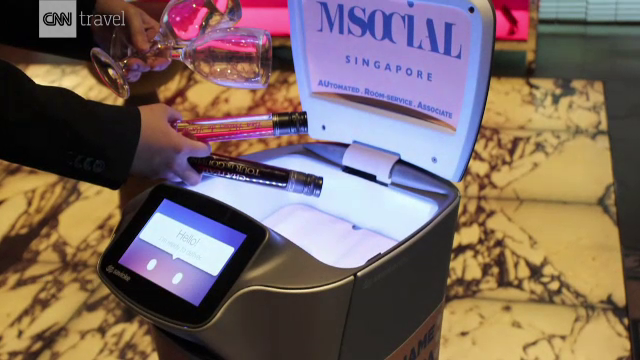 Robotul care muncește cot la cot cu angajații unui hotel