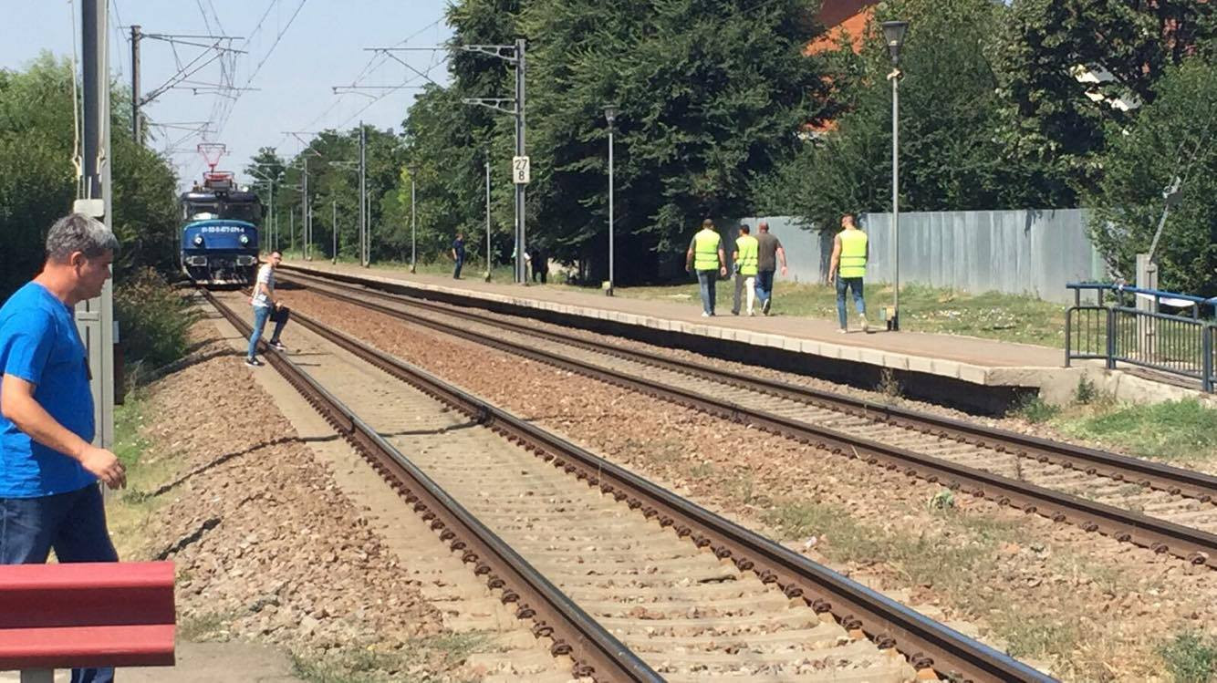 Trafic feroviar oprit la Miercurea Ciuc după ce un tren a lovit o maşină