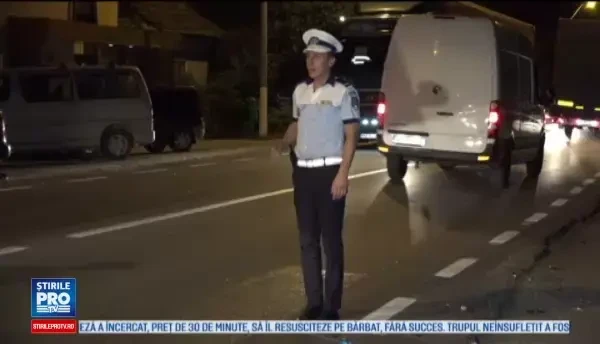 O ambulanță în misiune a accidentat mortal un pieton