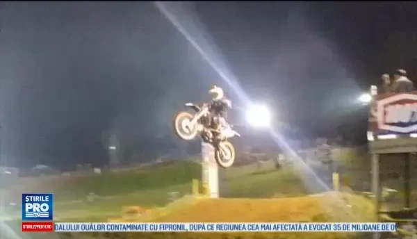 Este paralizat de la piept în jos, dar participă la curse pe motocicletă