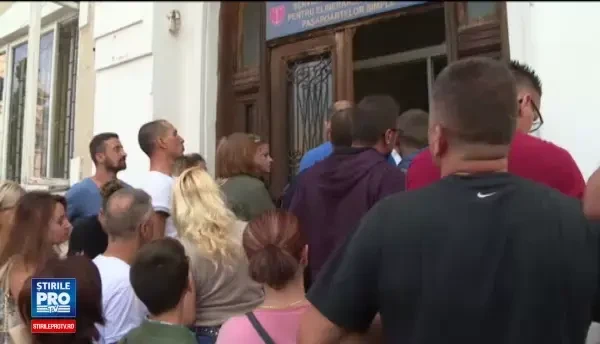 Sute de oameni din Galaţi, de două zile la sediul Serviciului de paşapoarte