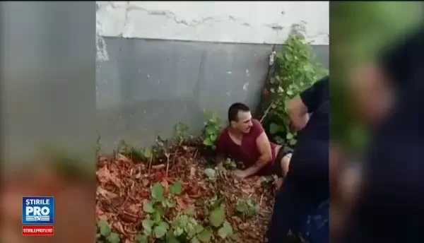 Surprins de proprietara în timp ce îi jefuia casă, un hoţ a căzut şi şi-a fracturat glezna