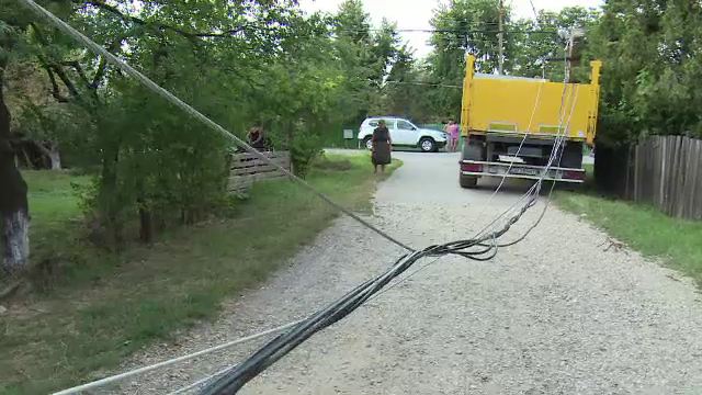 Zeci de case rămase fără curent, după ce un camion a lovit un stâlp