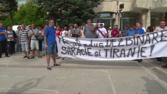 Zeci de muncitori protestează în Târgoviște. Nemulțumirile lucrătorilor