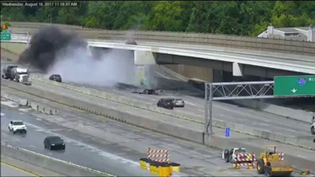 Accident în SUA: un șofer de camion a izbit o barieră de beton