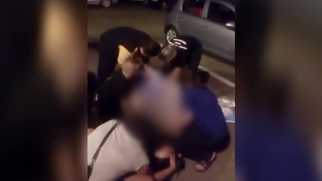 O femeie din Oradea a născut în fața blocului, asistată de vecini