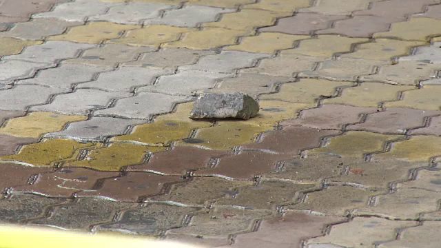 Femeia rănită joi de o bucată de tencuiala a fost externată