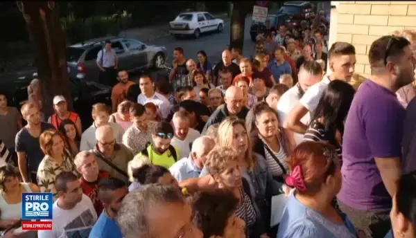 Cozi interminabile și la schimbatul buletinelor