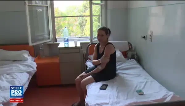 O femeie din Oradea a născut în fața blocului, asistată de vecini