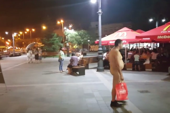 Bărbat complet dezbrăcat, filmat la un fast-food din Oradea
