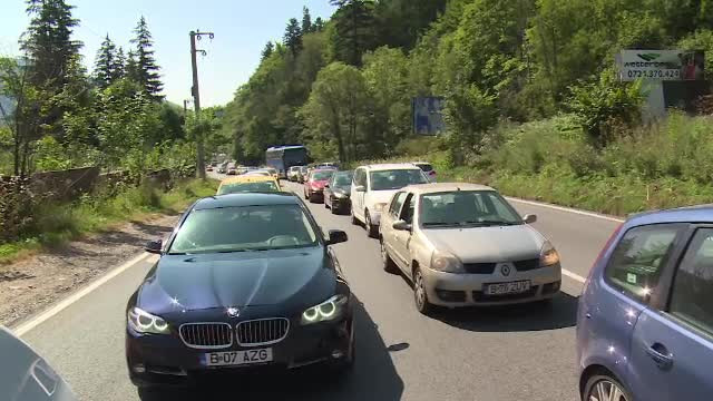 Turiștii care s-au dus la munte cu trenul au ajuns mai repede decât cei cu mașinile