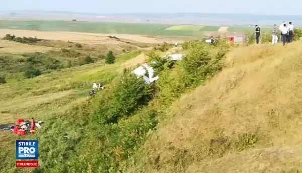 Un avion cu două persoane la bord s-a prăbușit în județul Iași. Pilotul a murit