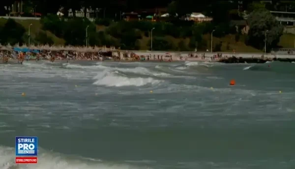 Bărbat înghițit de valuri, în dreptul plajei Modern, din Constanța