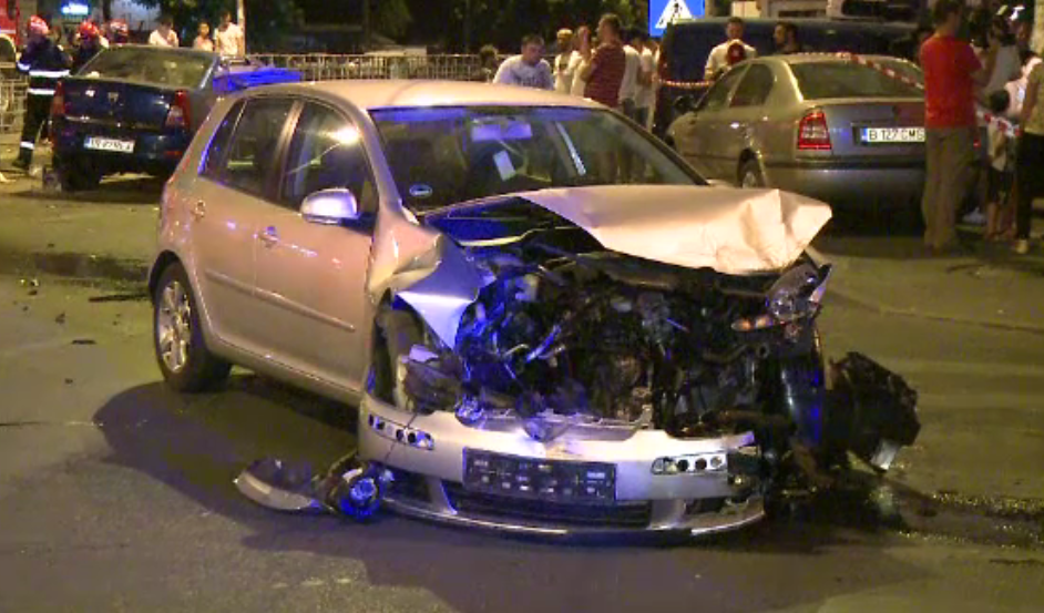 Două mașini distruse și doi răniți într-un accident în Capitală